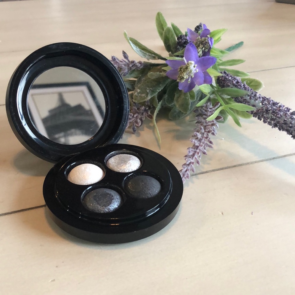 MAC A Waft of Grey Eyeshadow